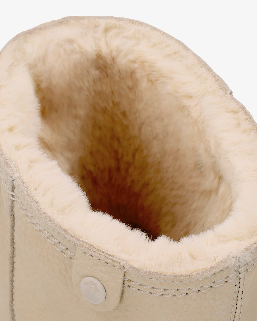 Bambina botas de piel con forro interior de pelo. crudo