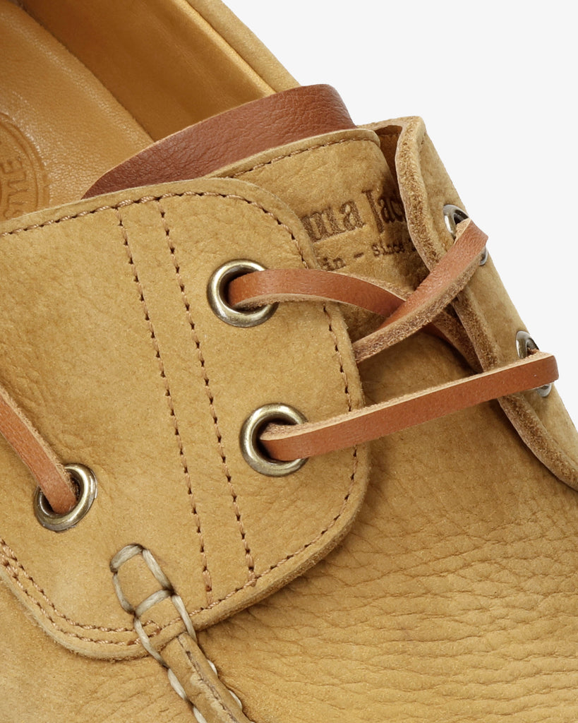 Boat náutico de piel con forro interior de piel. ocre
