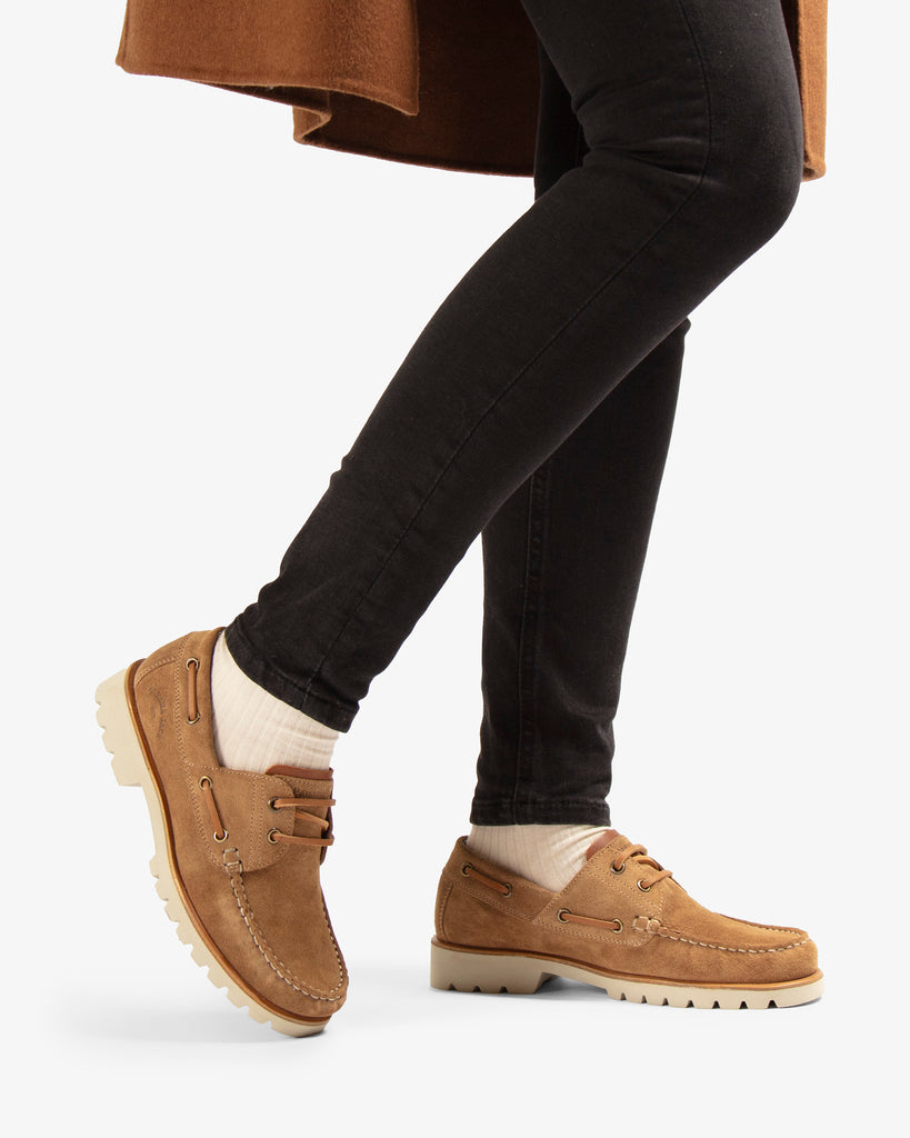 Boat náutico de piel con forro interior de piel. cuero