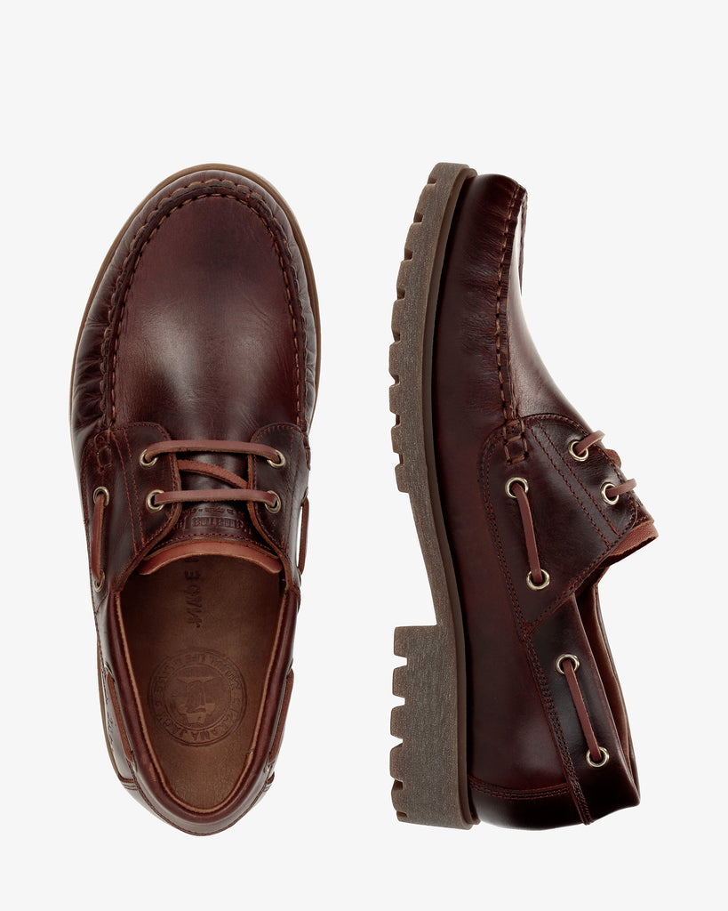 Boat náutico de piel con forro interior de piel. cuero