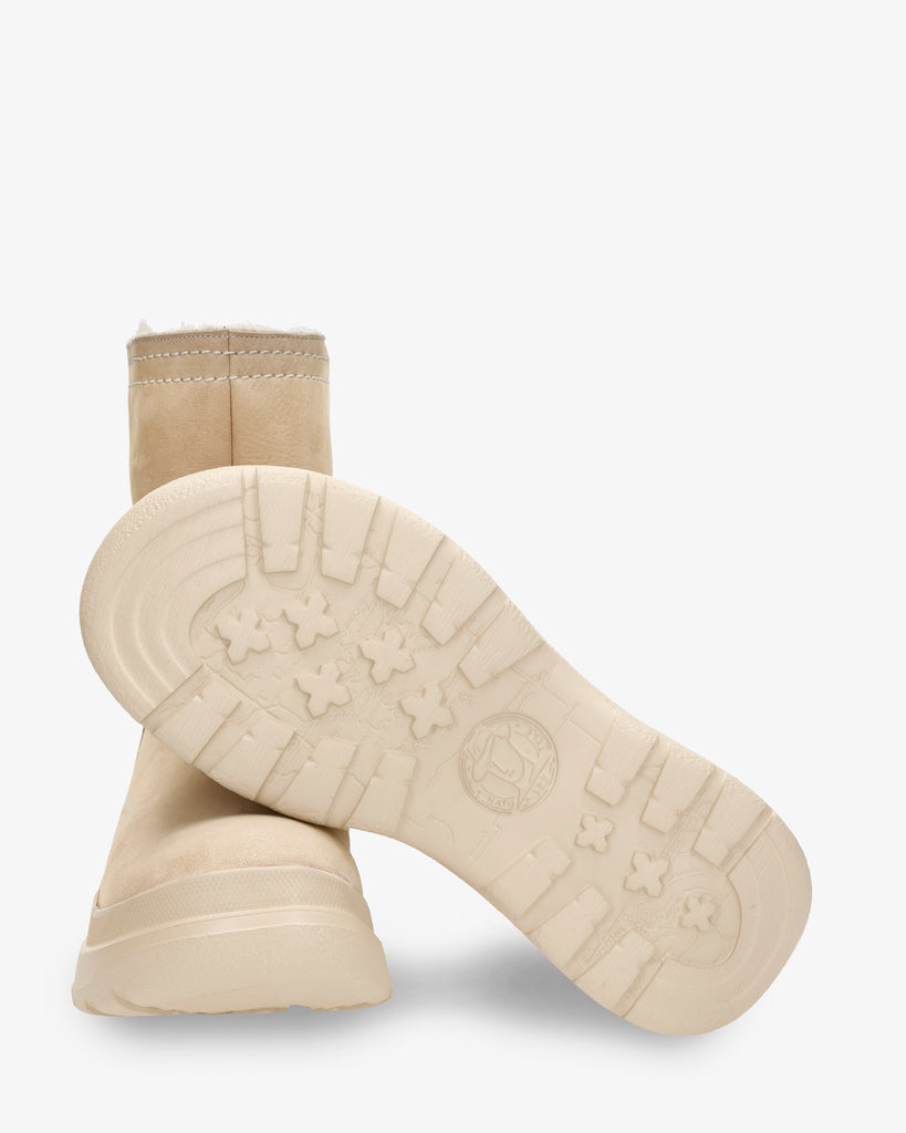 Hebe botas de piel con forro interior de pelo. crudo